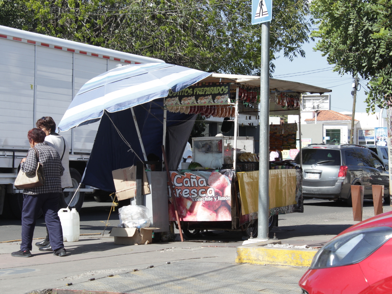 Botana. Aguas frescas, frituras y papas preparadas, lo más solicitado en estos negocios.


