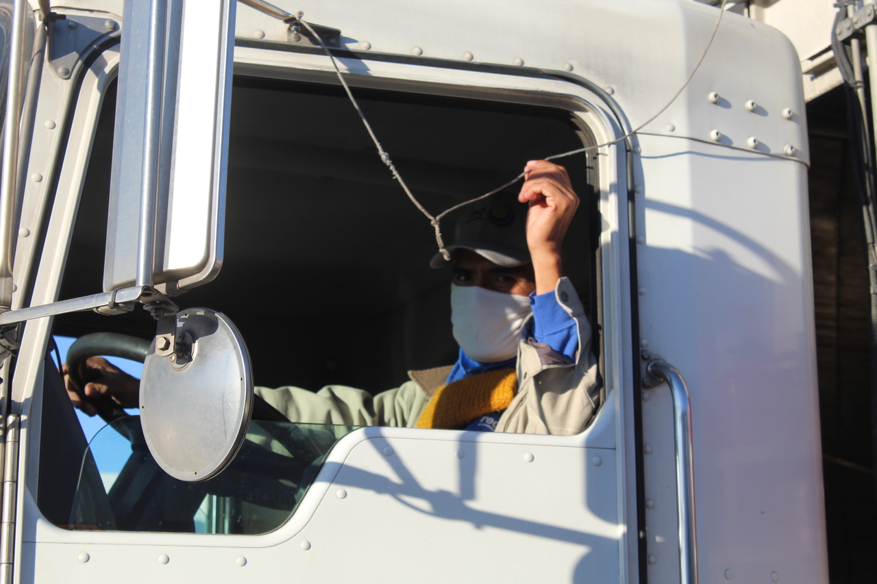 Conducción. Un vehículo de este estilo no suele manejarse solo, y esta persona también se encarga de tocar la campana.