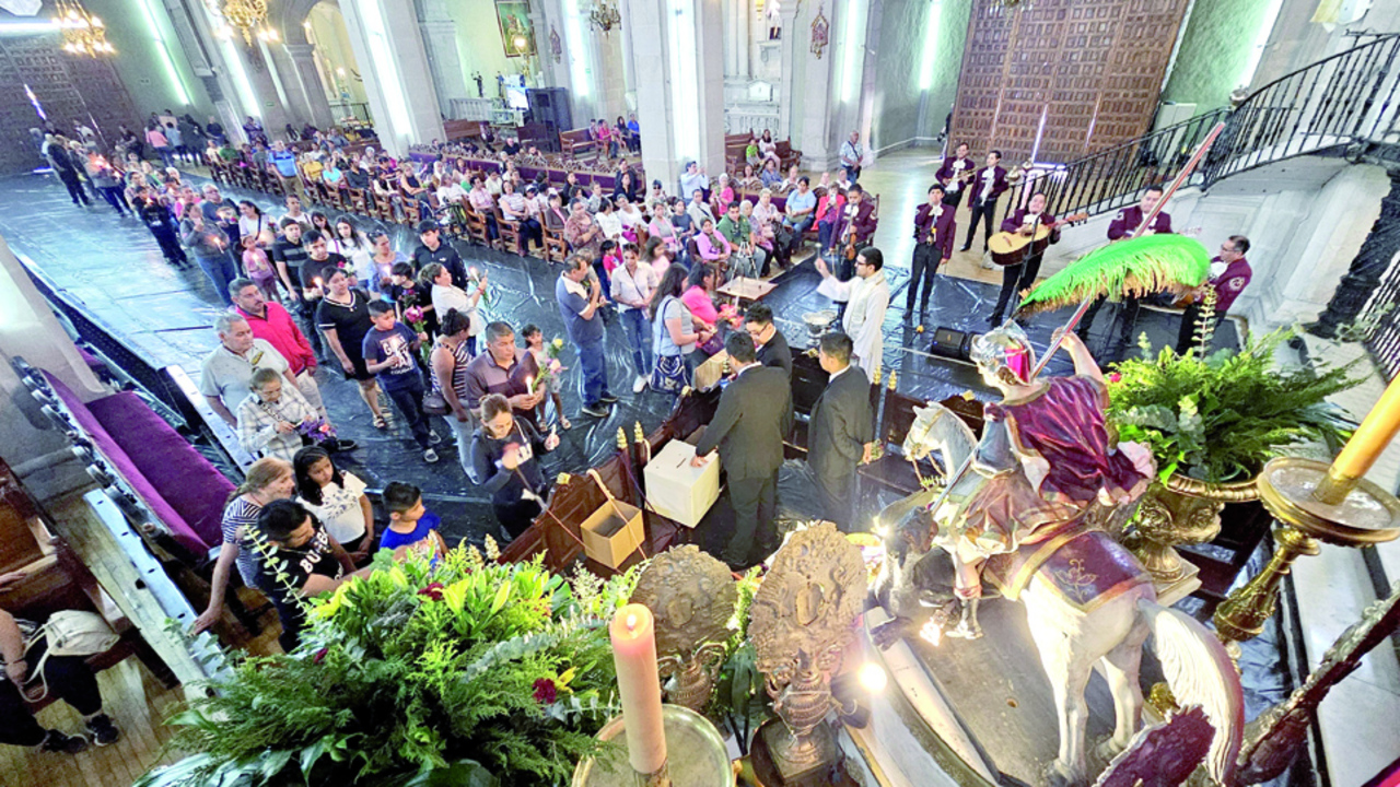 Celebración. Como cada año, decenas de católicos se dieron cita en Catedral.
