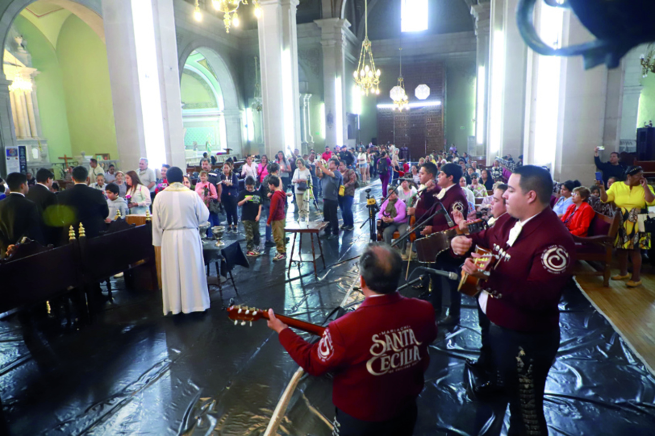 Mañanitas. Se entonaron las tradicionales Mañanitas, con mariachi.
