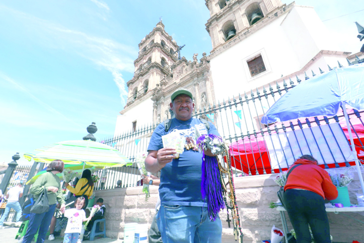 Protección. Comerciantes locales ofrecen en este día las cadenitas y oraciones.