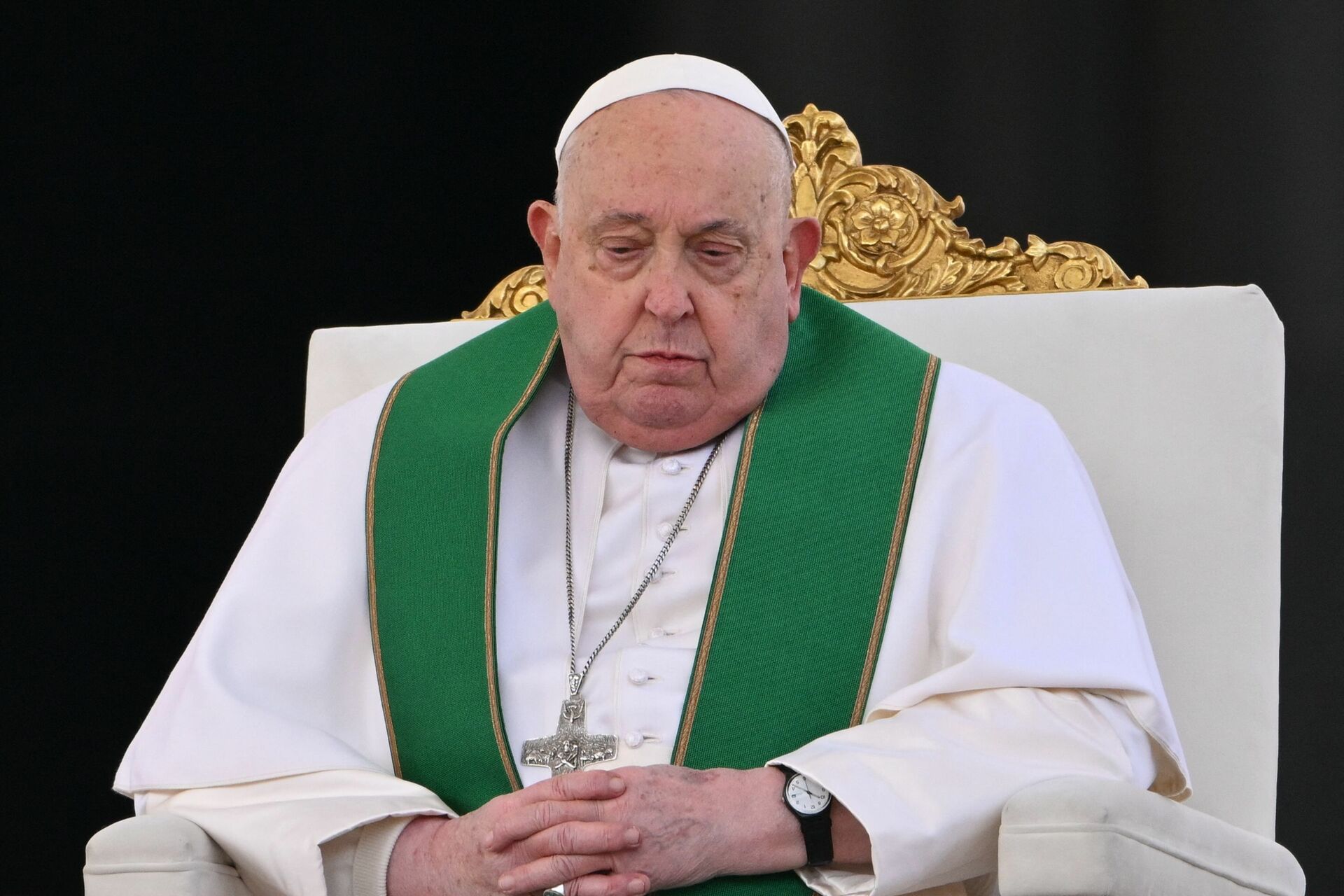 Francisco fue el primer, y hasta el momento único, Papa que decidió renunciar voluntariamente a su salario.