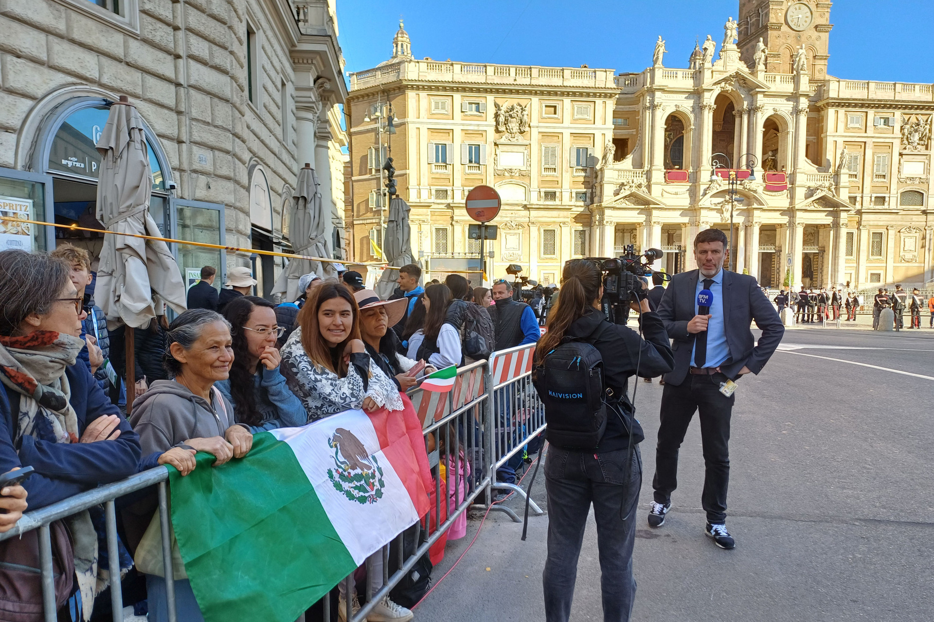 Personas de todo el mundo se hicieron presentes; no hubo clases sociales y razas, todos buscaron despedir al sumo pontífice.