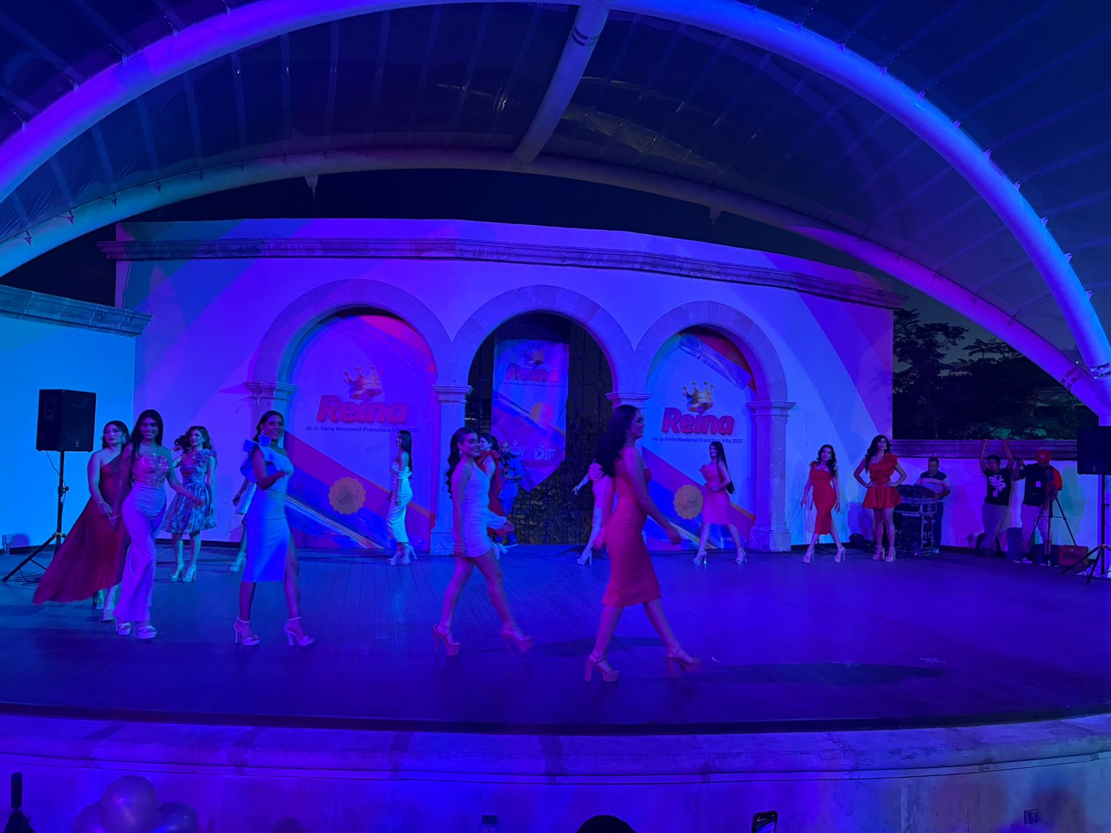 Así lucieron las bellas reinas en su exhibición ante el público.