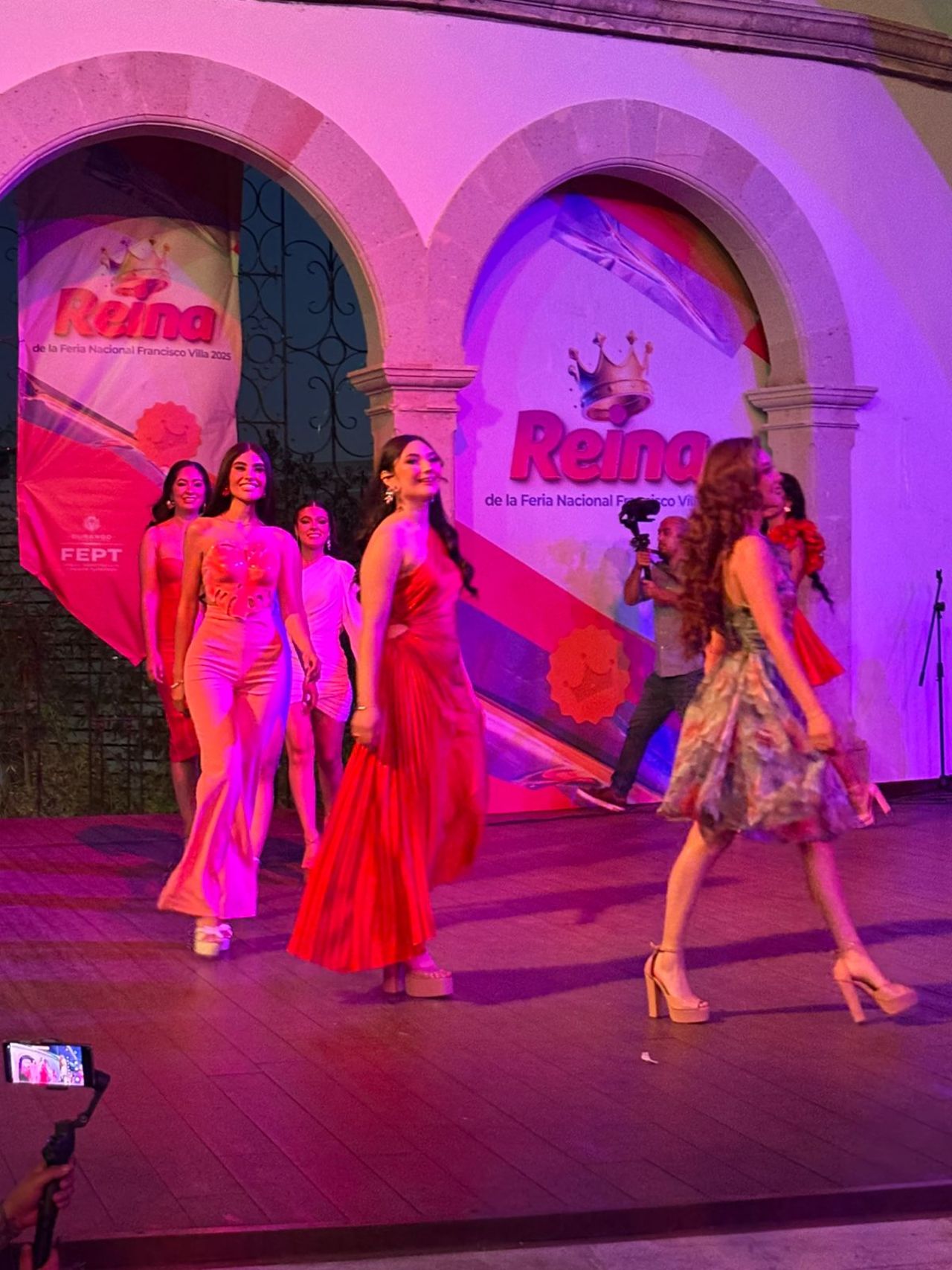 Modelaje. Las reinas dieron una exhibición de su talento y belleza, rumbo a la coronación.