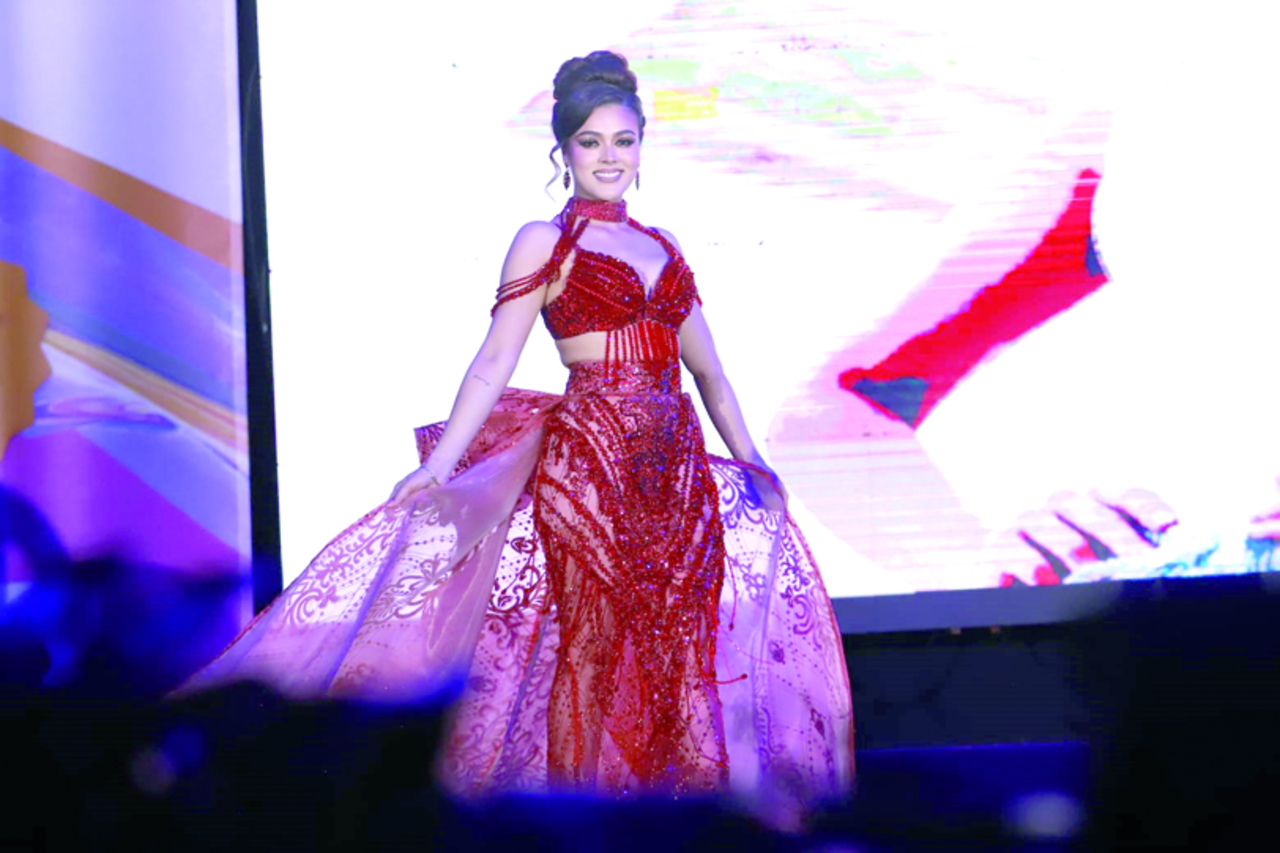 Emily al momento de recibir la corona en el evento que tuvo lugar en el Teatro Ricardo Castro.