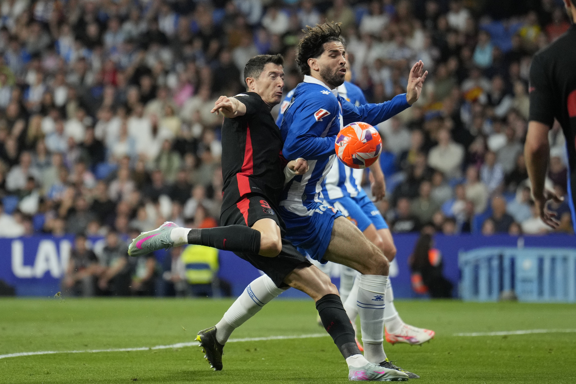 El primer tiempo demostró ser una colisión bastante pareja, en donde, incluso por ratos, el Espanyol demostró más ímpetu que el Blaugrana.