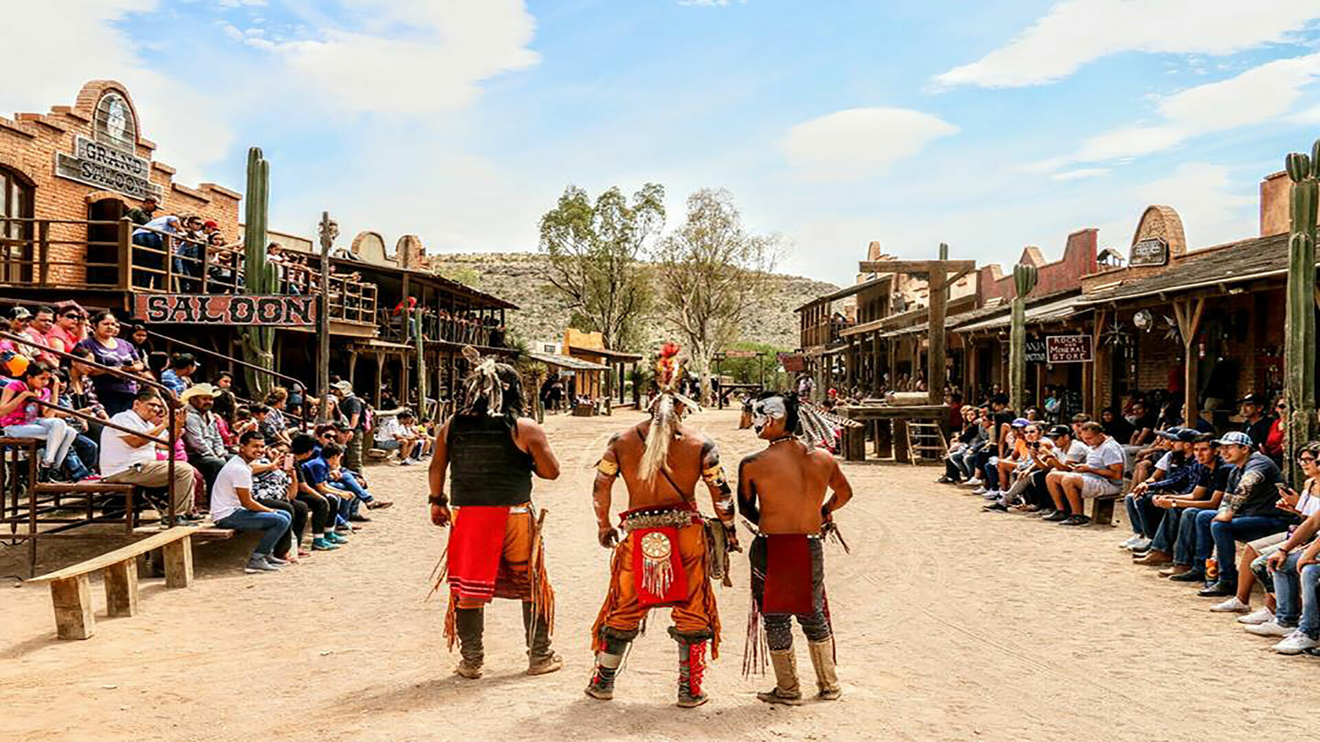 Al igual que en diversas películas de su tiempo, en ‘Paseo del Viejo Oeste’ se pueden observar diversos espectáculos con temática de Cowboys y Apaches.