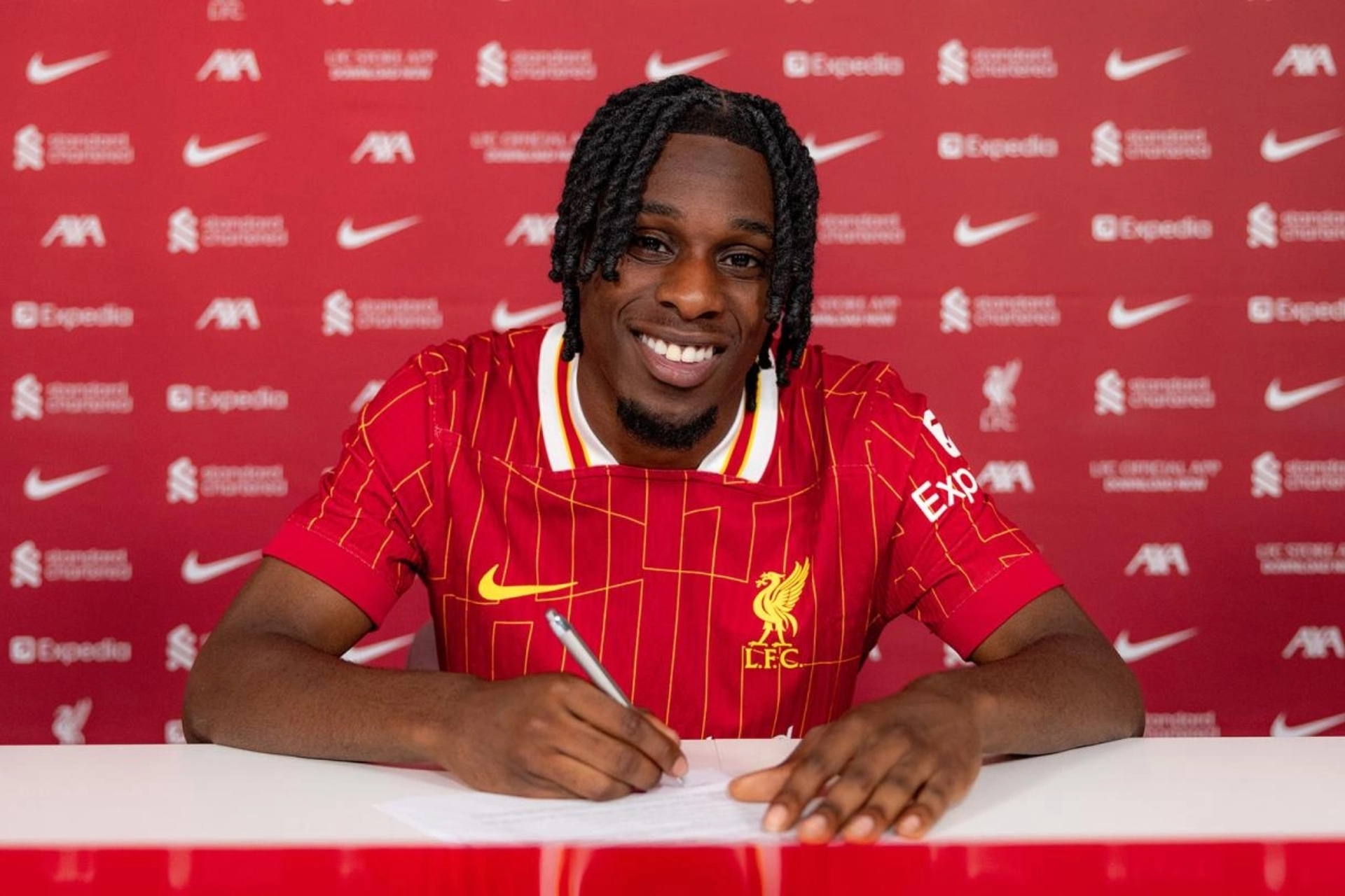 Así posó para las cámaras Frimpong, en su primera fotografía portando la casaca Red.