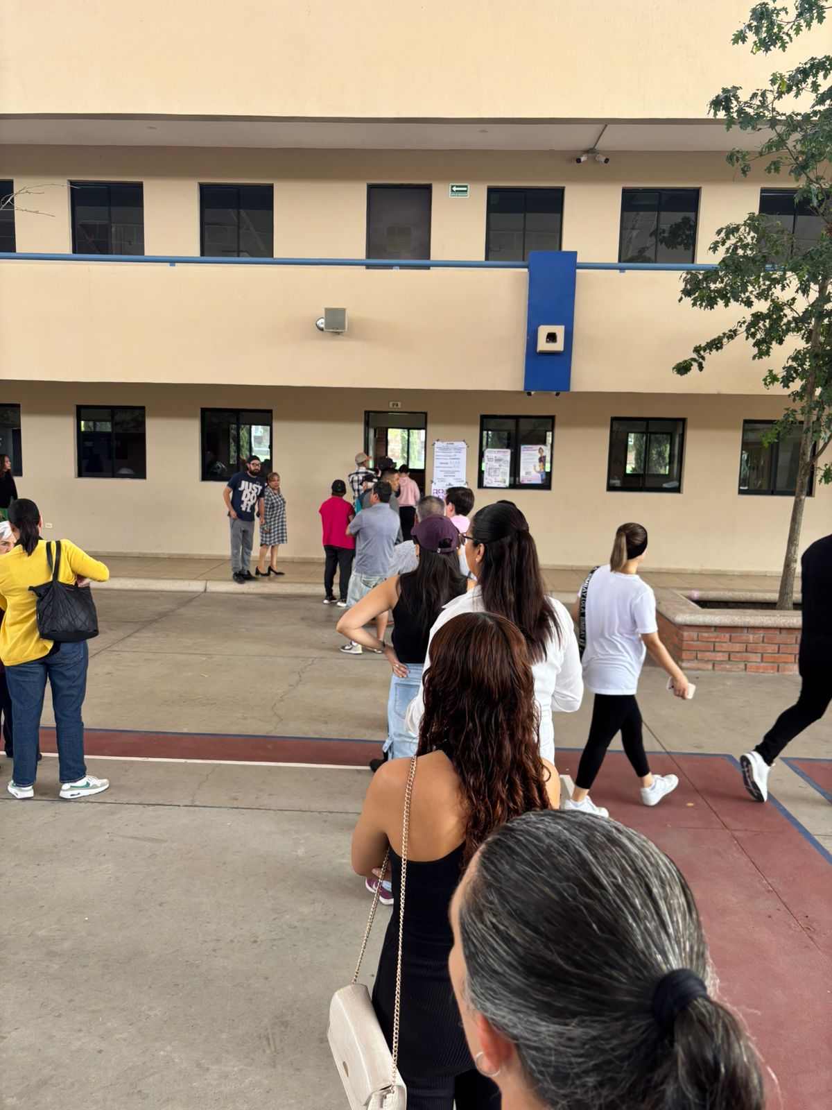 Largas filas para la elección judicial en Durango. 