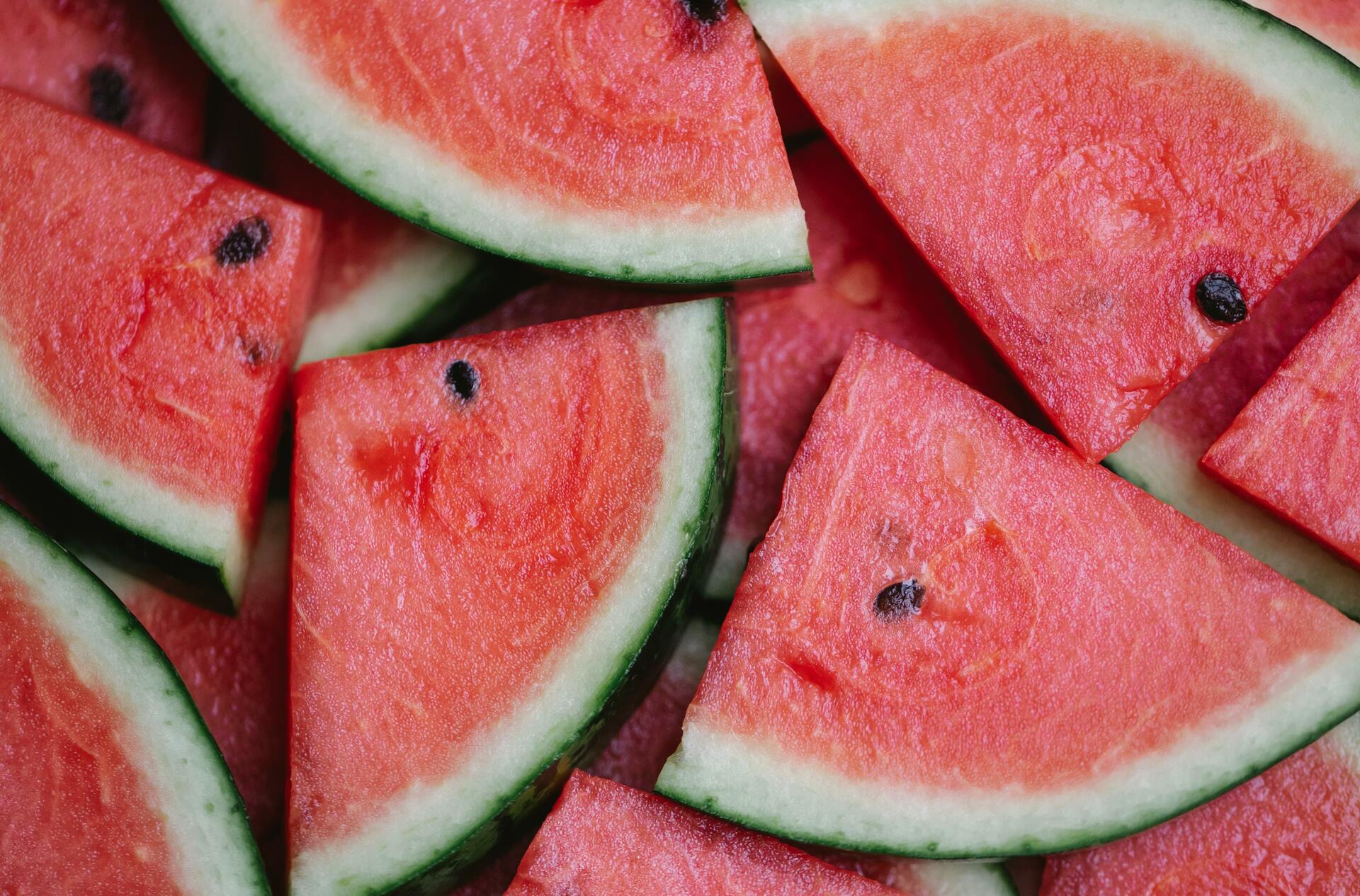 La sandia, la cual contiene 92% de agua en su interior, es uno de los alimentos que aportan líquido al cuerpo humano.