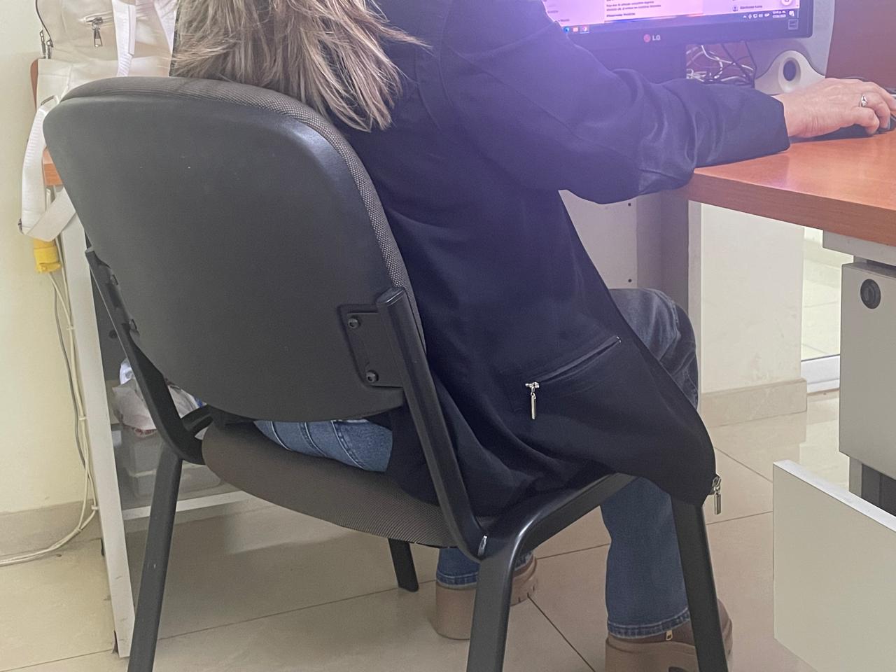 Todo empleador deberá proveer a su equipo de trabajo con sillas para que puedan trabajar de manera cómoda y adecuada.