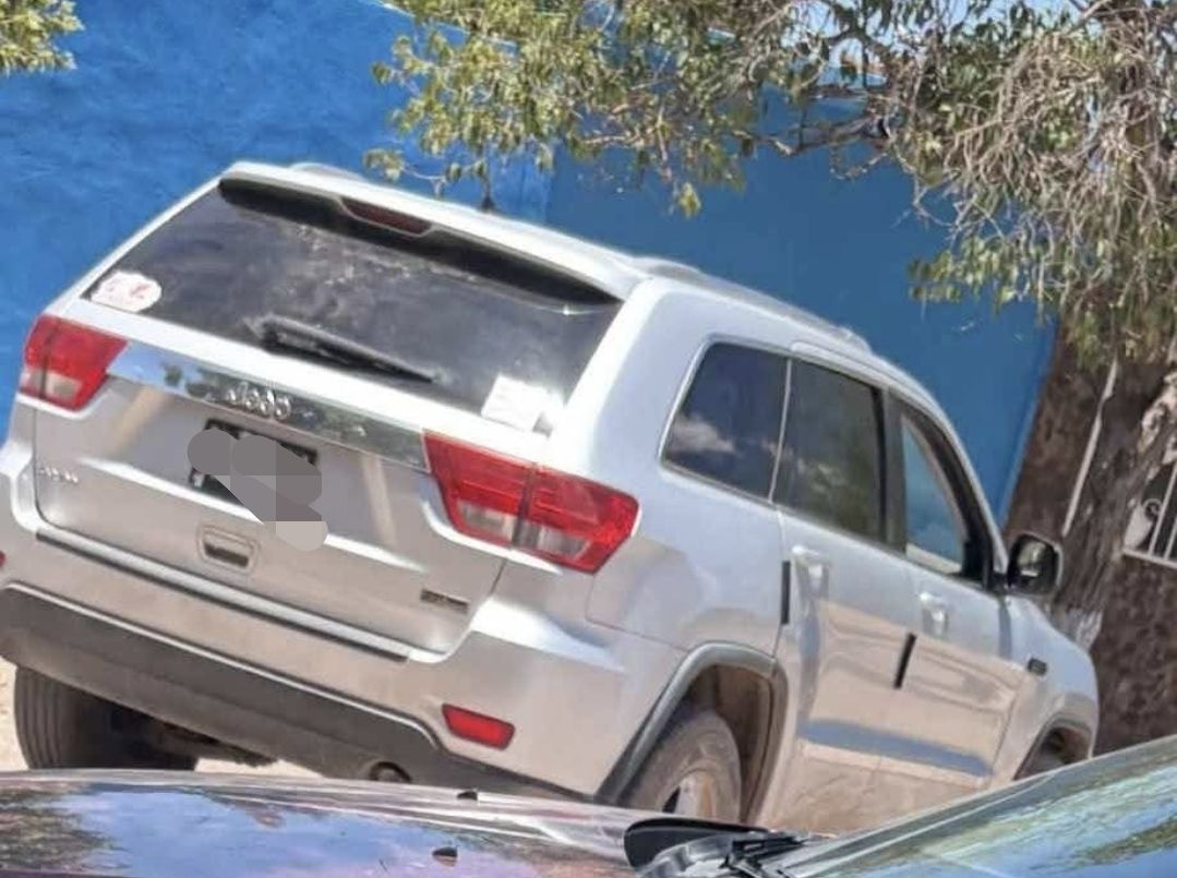 En esta camioneta viajaban ambos jóvenes. 