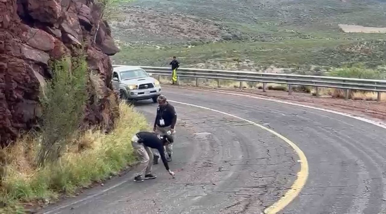Trabajo. Por parte de Protección Civil de Rodeo se retiraron las piedras, por los deslaves, y se alertó a la población.
