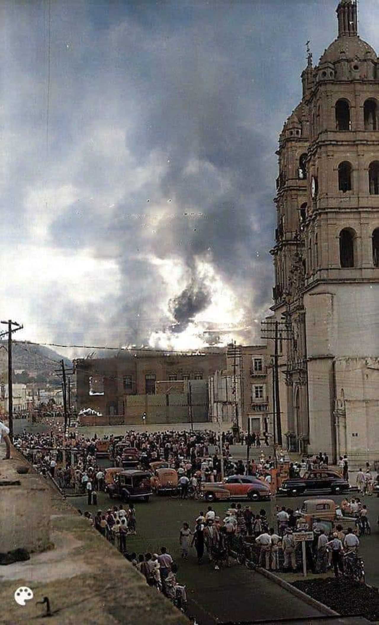 En esta toma se puede observar el teatro durante el incendio que destruyó el techo y la herradiura de los palcos que tenía, dejando solo la estructura de cantera.