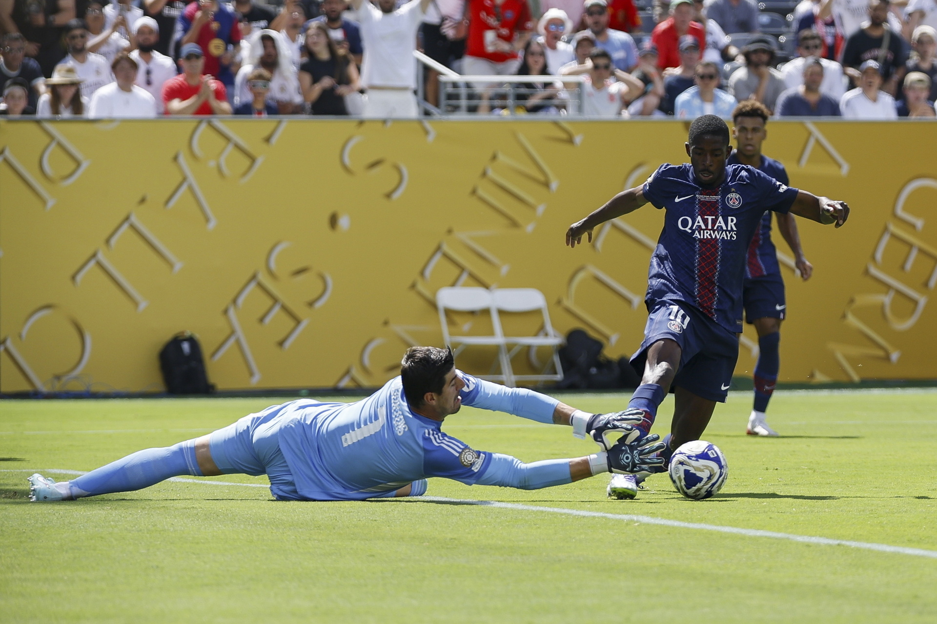Con una jugada de fantasía, Ousmane Dembélé puso el segundo tanto para Les Parisiens, esquivando totalmente a Courtois.
