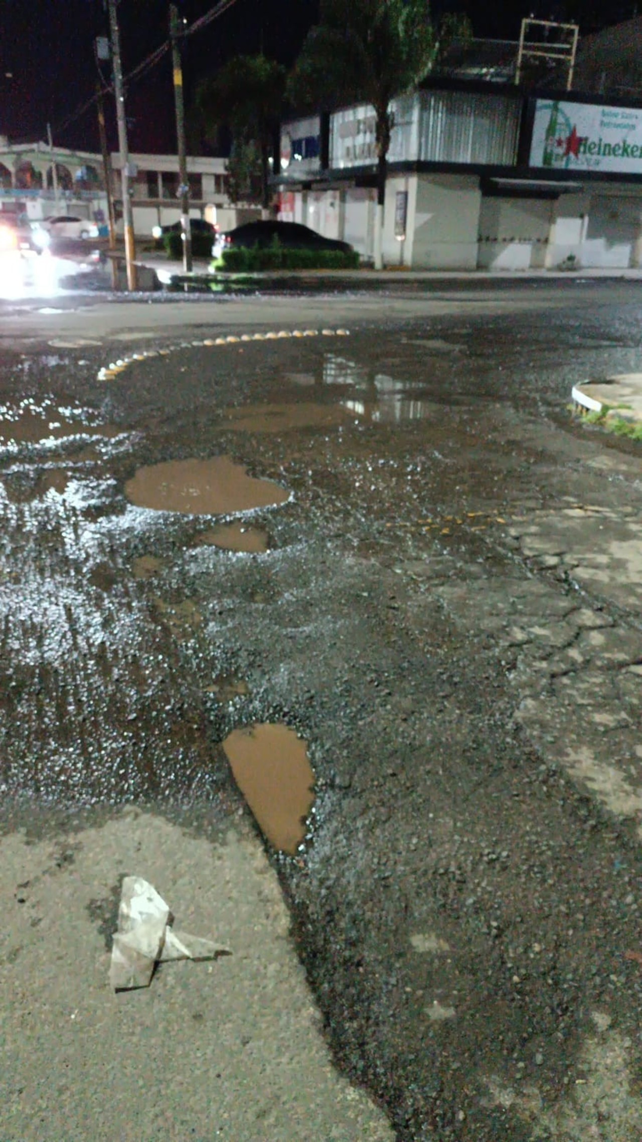 Calle Miguel de Cervantes Saavedra, esquina con avenida Enrique Carrola Antuna.