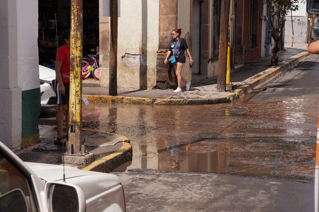 Calle Pino Suárez, a la altura de Carlos Leon de la Peña, en la Zona Centro.