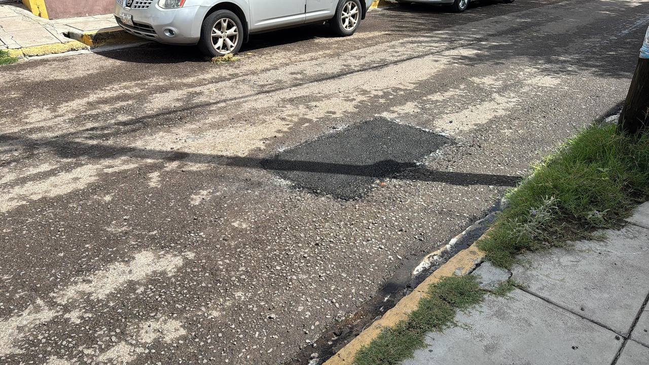 Imagen compartida por Obras Públicas Municipales sobre labores de bacheo emergente en la ciudad.
