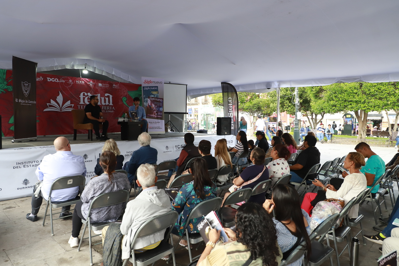 El conversatorio atrajo a un número destacado de asistentes que, bajo el marco de la Fedul, escucharon reflexiones sobre fútbol, política y cultura.