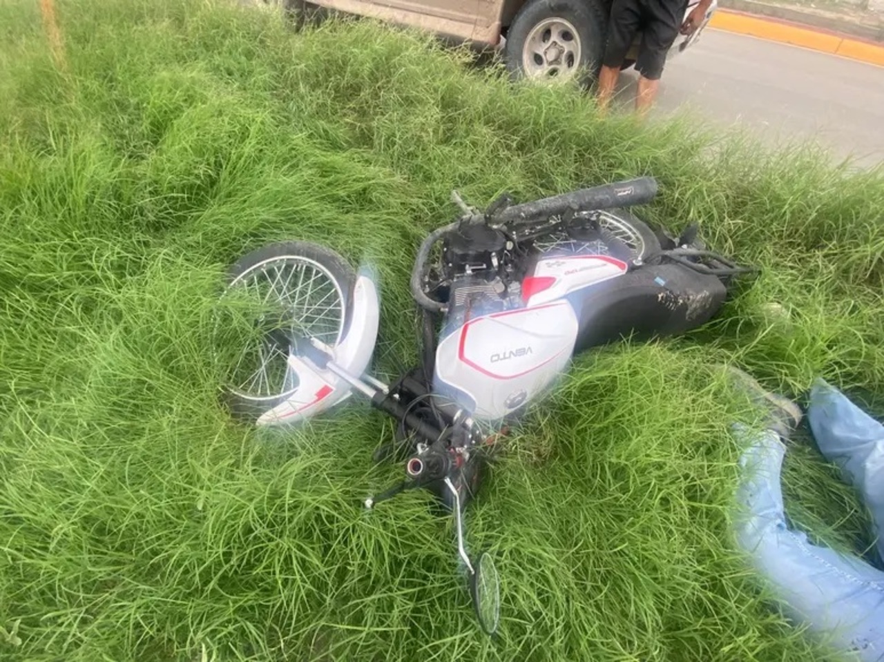 Motociclista no respetó el alto y fue impactado por un coche, en Gómez ...