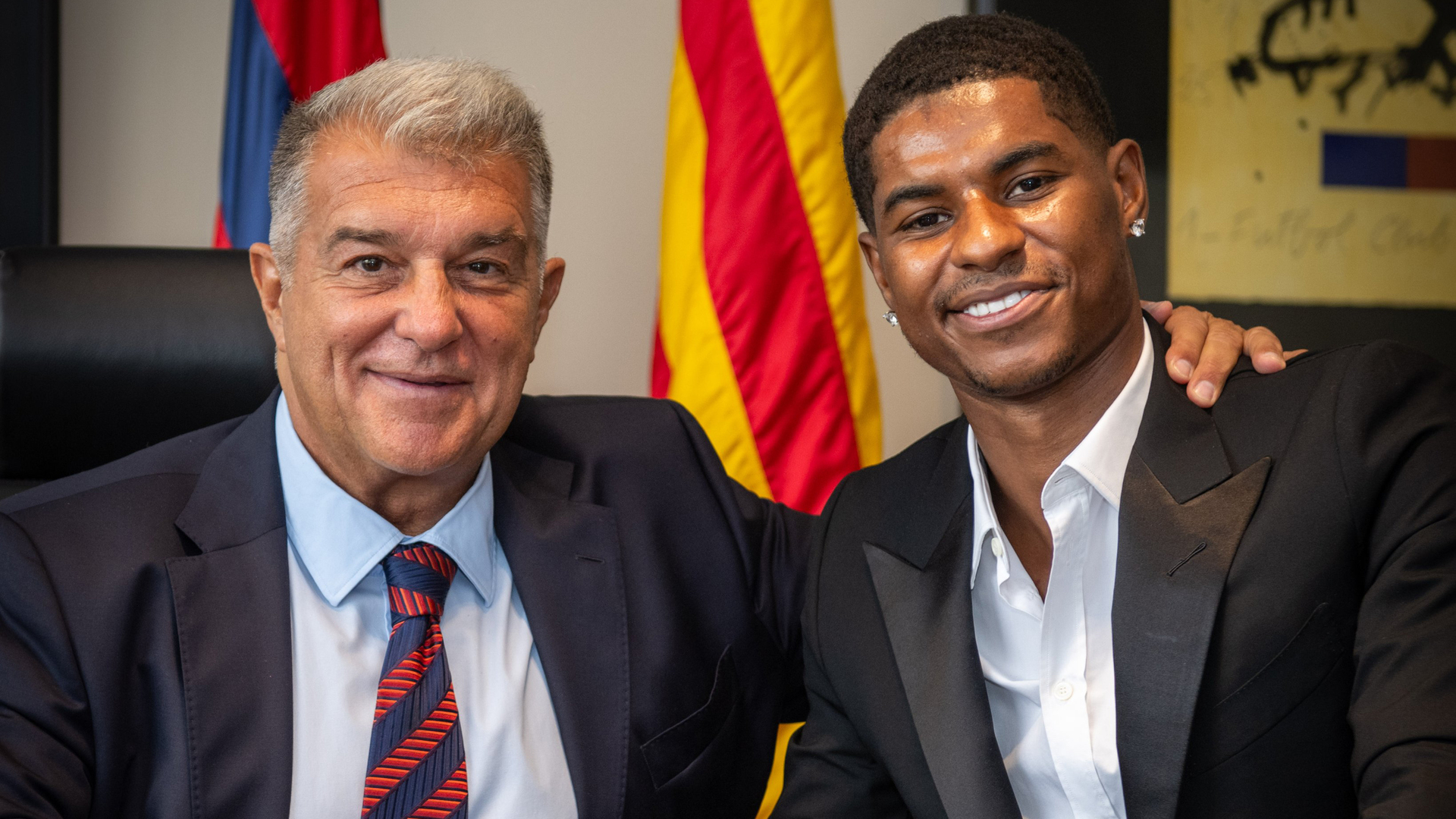 Así se vio Marcus Rashford durante su firma de contrato junto al presidente del conjunto culé, Joan Laporta.