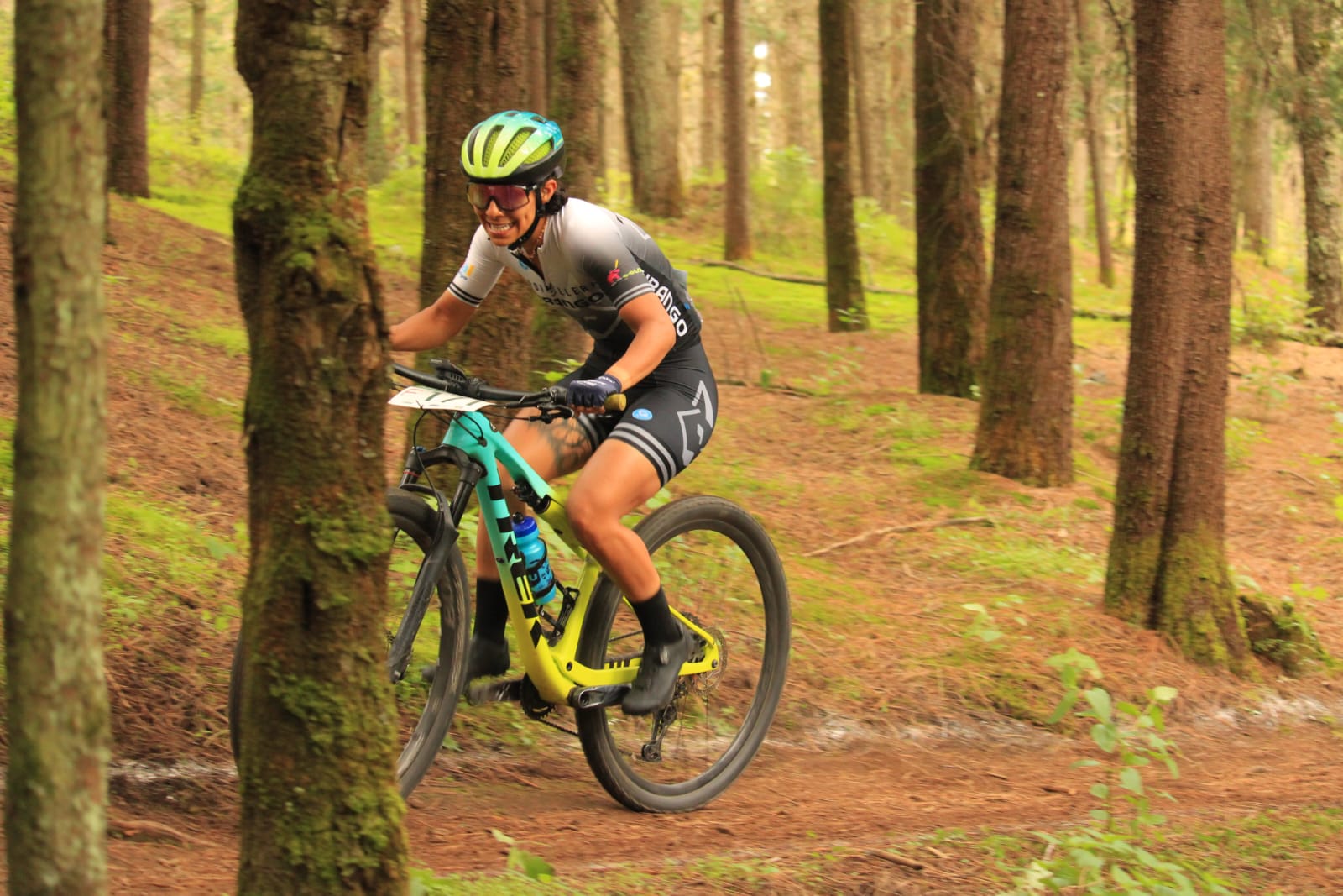 Pese a que la pista fue dura y llena de obstáculos, la ciclista duranguense logró sobreponerse con táctica y precisión.