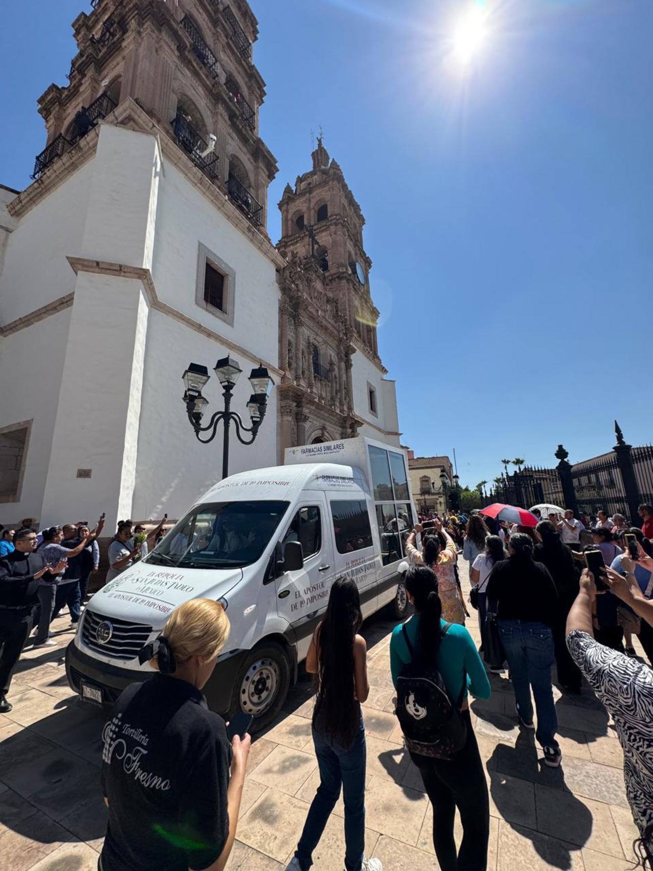 Vehículo. Fue ingresado al atrio de la Catedral de Durango, para bajar la imagen del santo.