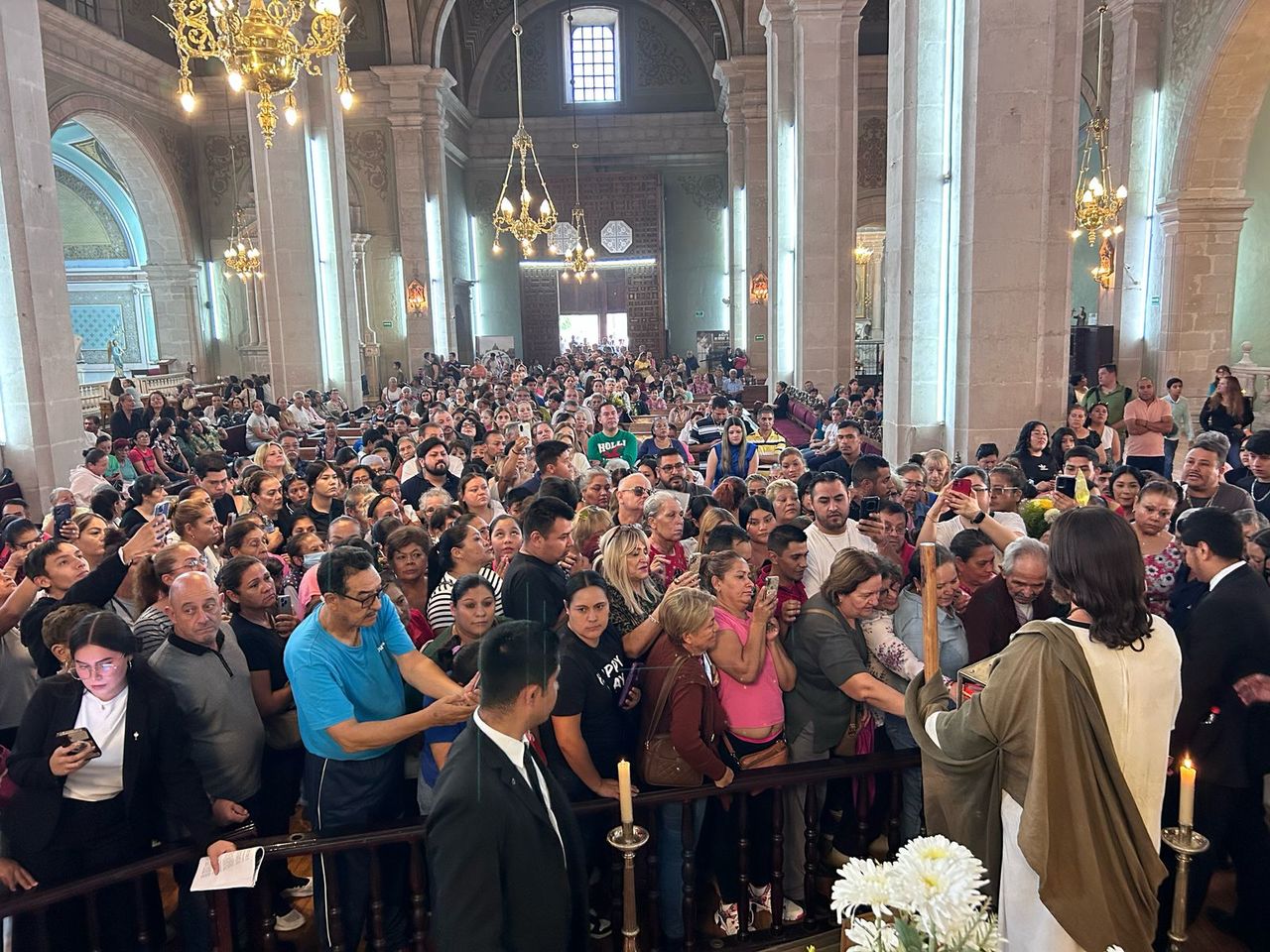 Multitud. En la Catedral de Durango, decenas de católicos recibieron la reliquia de un brazo del apóstol de Cristo.