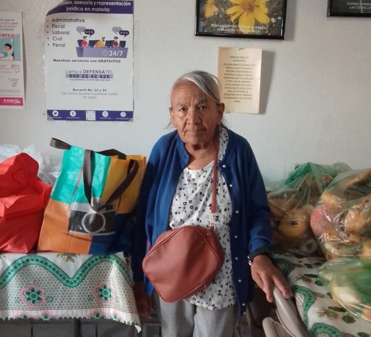 Cada lunes entregan una despensa de abarrotes a un padrón de beneficiarios en su mayoría adultos mayores en extrema vulnerabilidad.