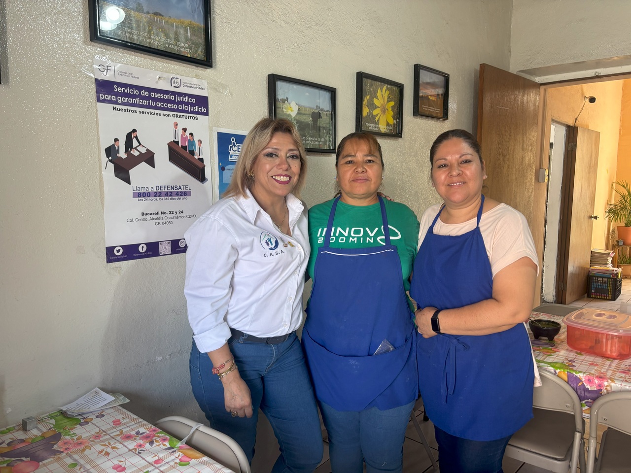 La directora de C.A.S.A., Mayra Liliana Marrufo Sada y dos encargadas del área de cocina donde día con día alimentan a quien lo necesita.