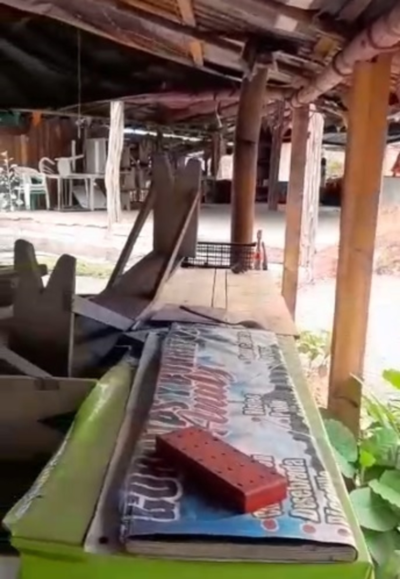 Muebles. Bancas, sillas, algunos utensilios y hasta refrigeradores quedan en el sitio.

