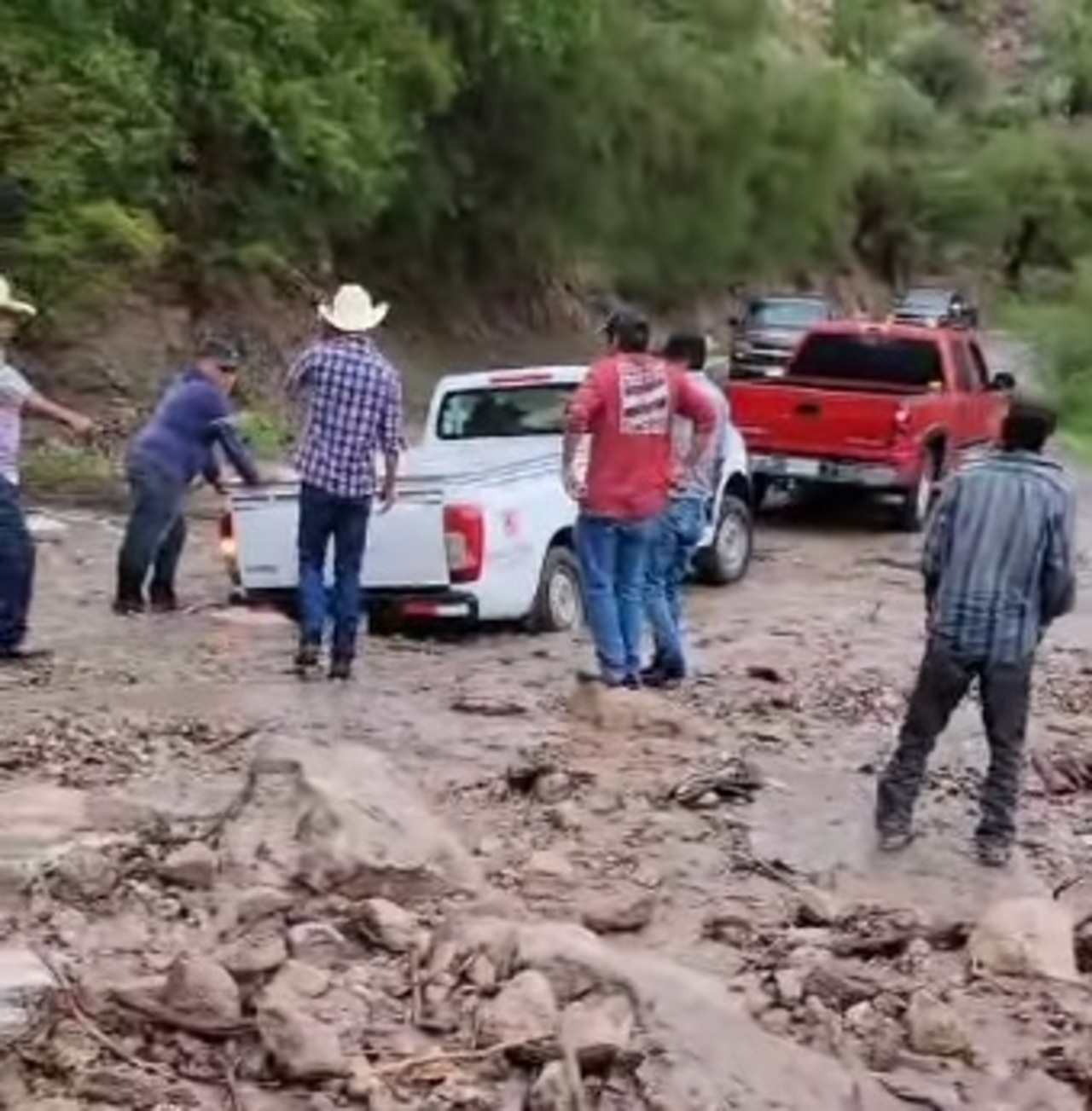 Ayudan. Entre conductores y habitantes se apoyan cuando alguien presenta alguna dificultad o también quitan las piedras y árboles del camino.