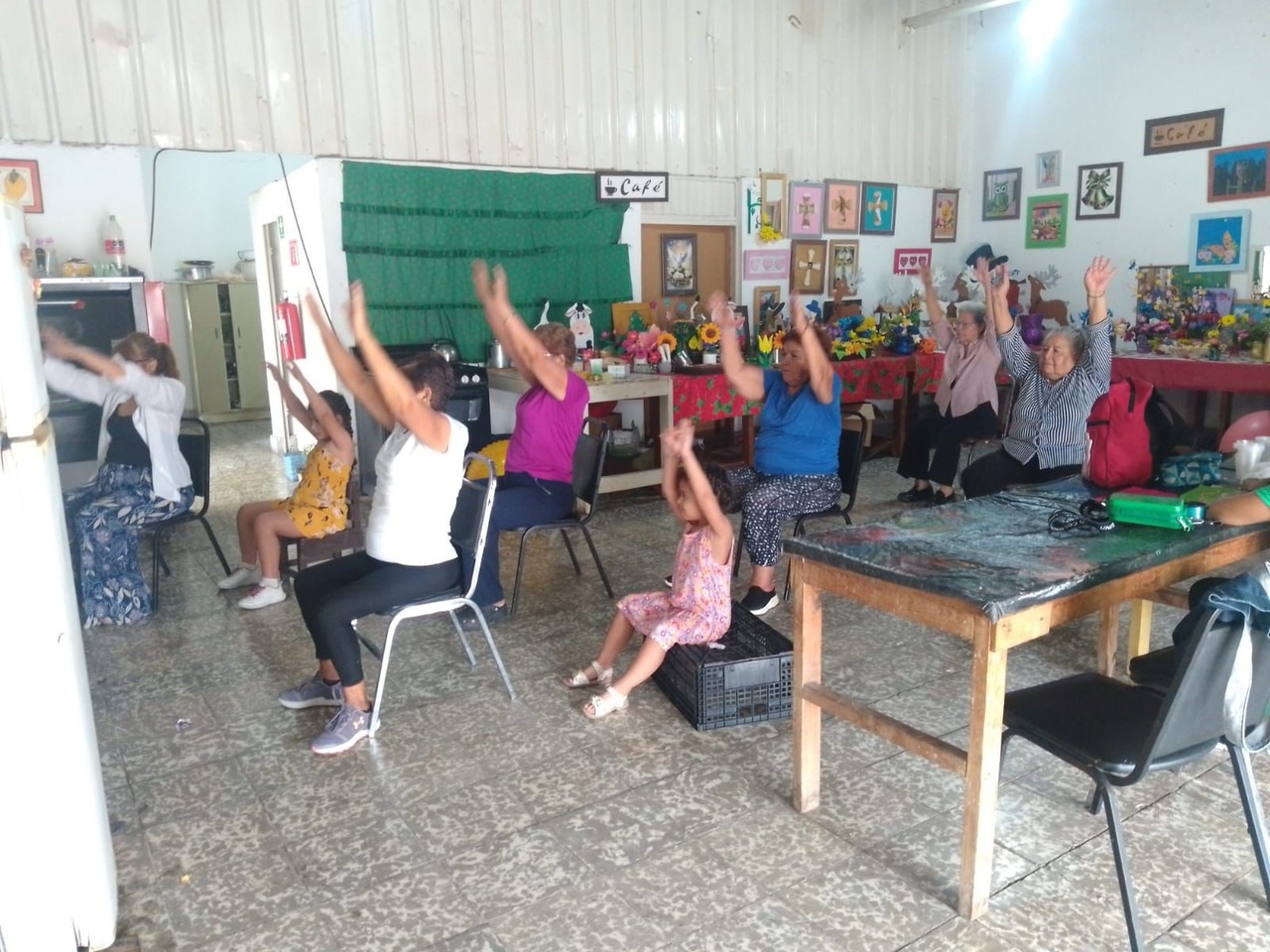 Variedad. Las personas adultas mayores pueden integrarse a talleres y clases que promueven la activación física, la terapia ocupacional y el aprendizaje práctico.