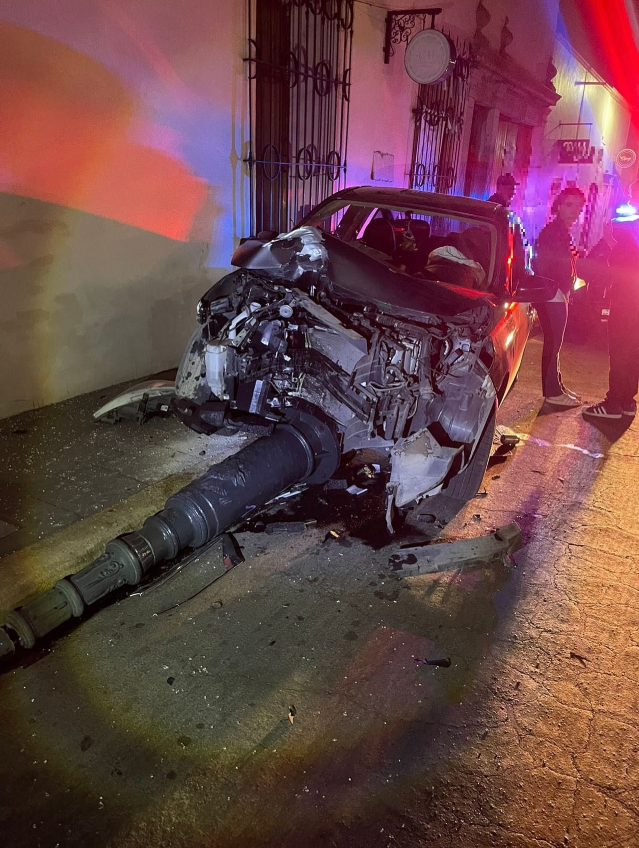 Joven pierde el control de su vehículo y se impacta contra un arbotante
