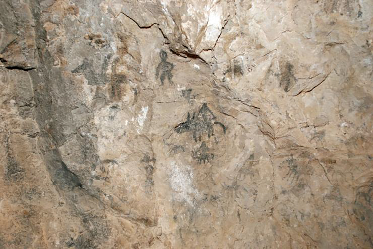 Cueva de las mulas. Resguarda arte rupestre asociado a la presencia de mulas y otros animales.
