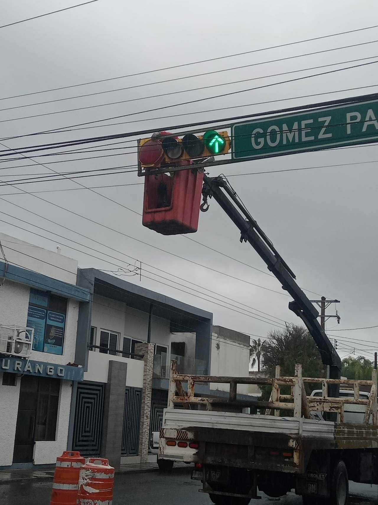 Semáforos. Personal de Ingeniería Vial, junto con sus cuadrillas, supervisó la sincronización de semáforos y el reemplazo de fases para garantizar su correcto funcionamiento.