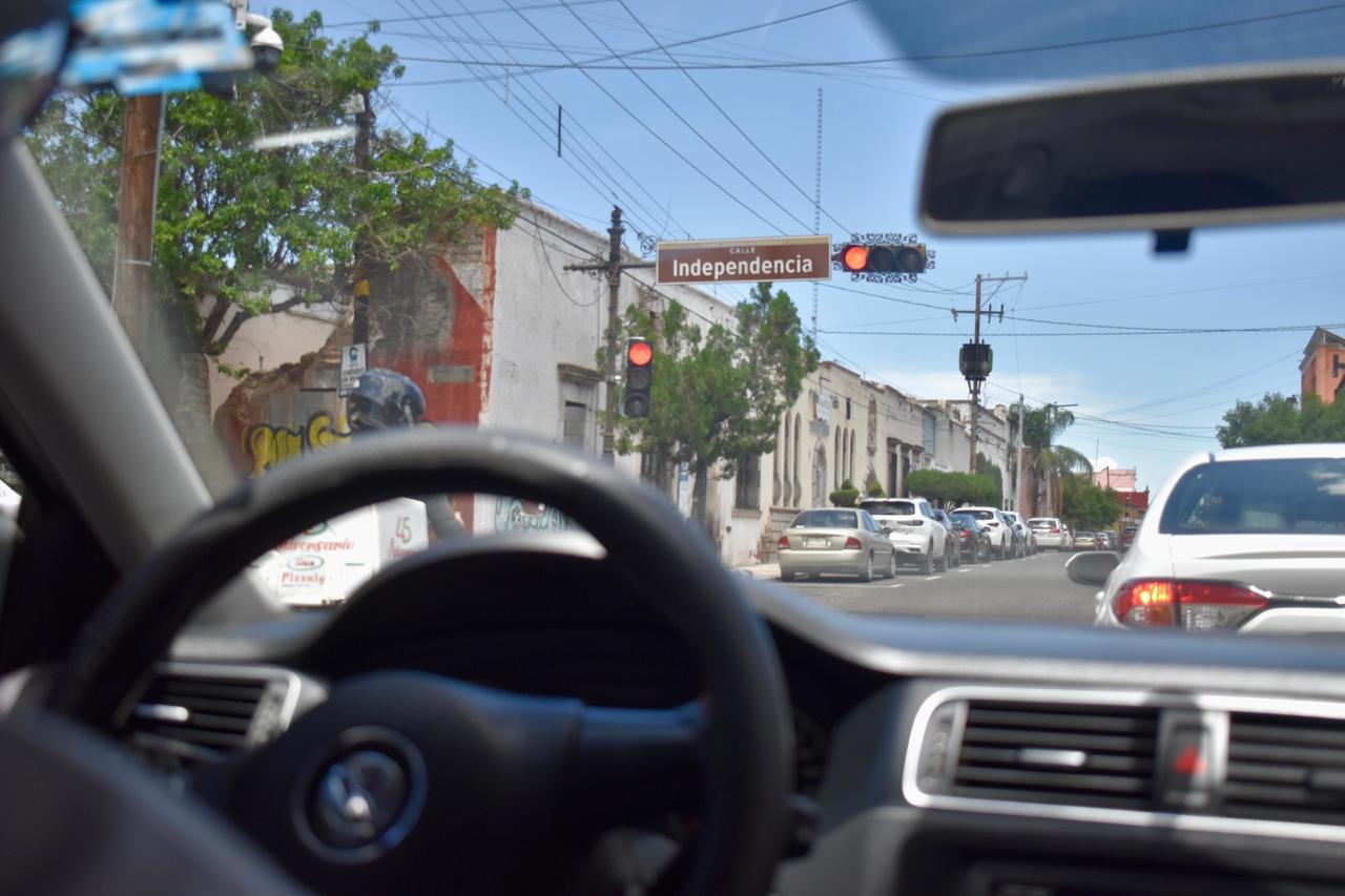 Manejar con precaución. Uno de los más grandes miedos de los conductores de aplicación es provocar un choque, por lo que siempre deben manejar a la defensiva.

