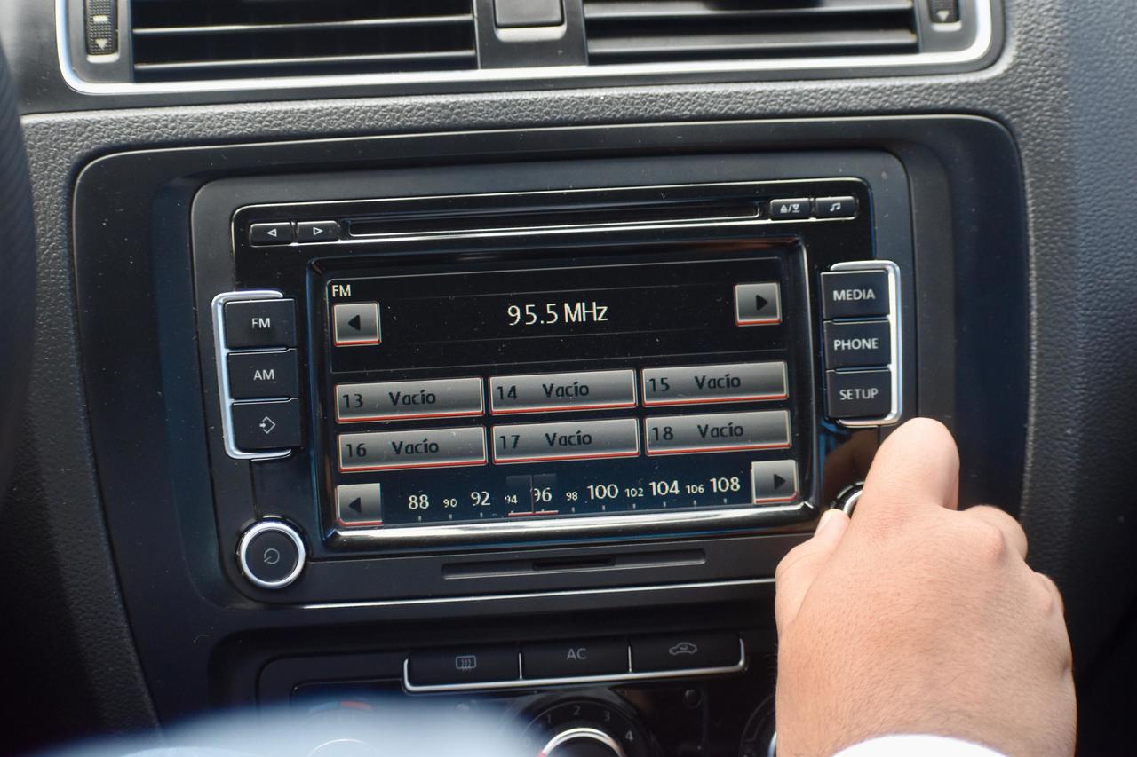 Escuchar de todo. Si bien Arturo normalmente tiene la radio, también conecta su celular para escuchar su propia música o complacer a los usuarios.




