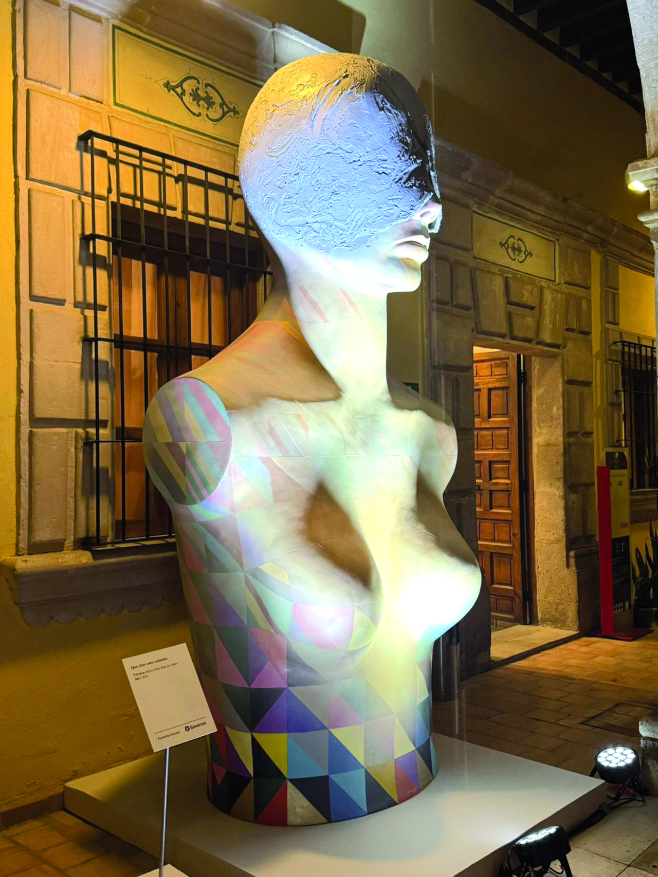Destacada. En la exposición se encuentra un torso femenino de gran formato de finales de los años sesenta, que cautiva por sus colores y esa misma gemotría de su obra.