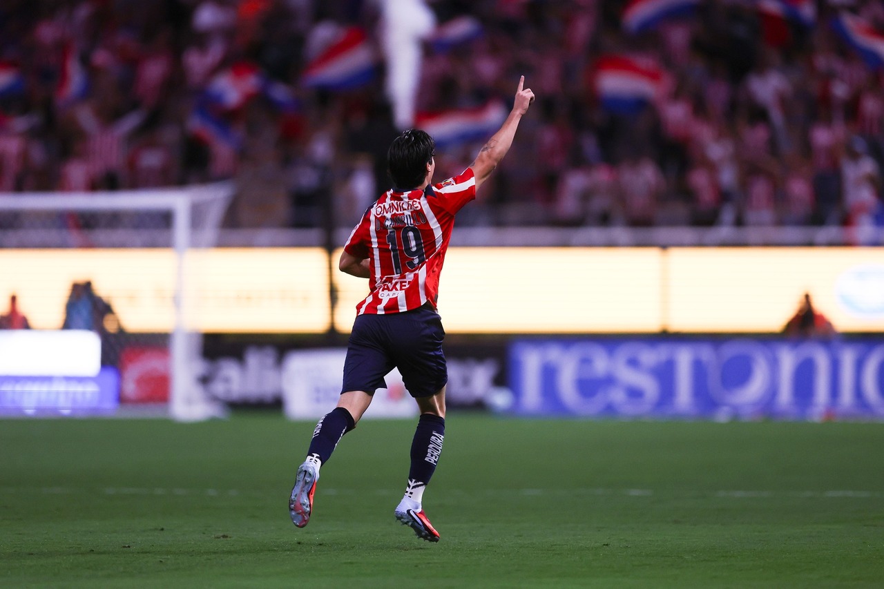 Duranuense. El duranguense, Diego Campillo, anotó ante el Cruz Azul el único gol de Chivas, pero su equipo perdió 2-1.