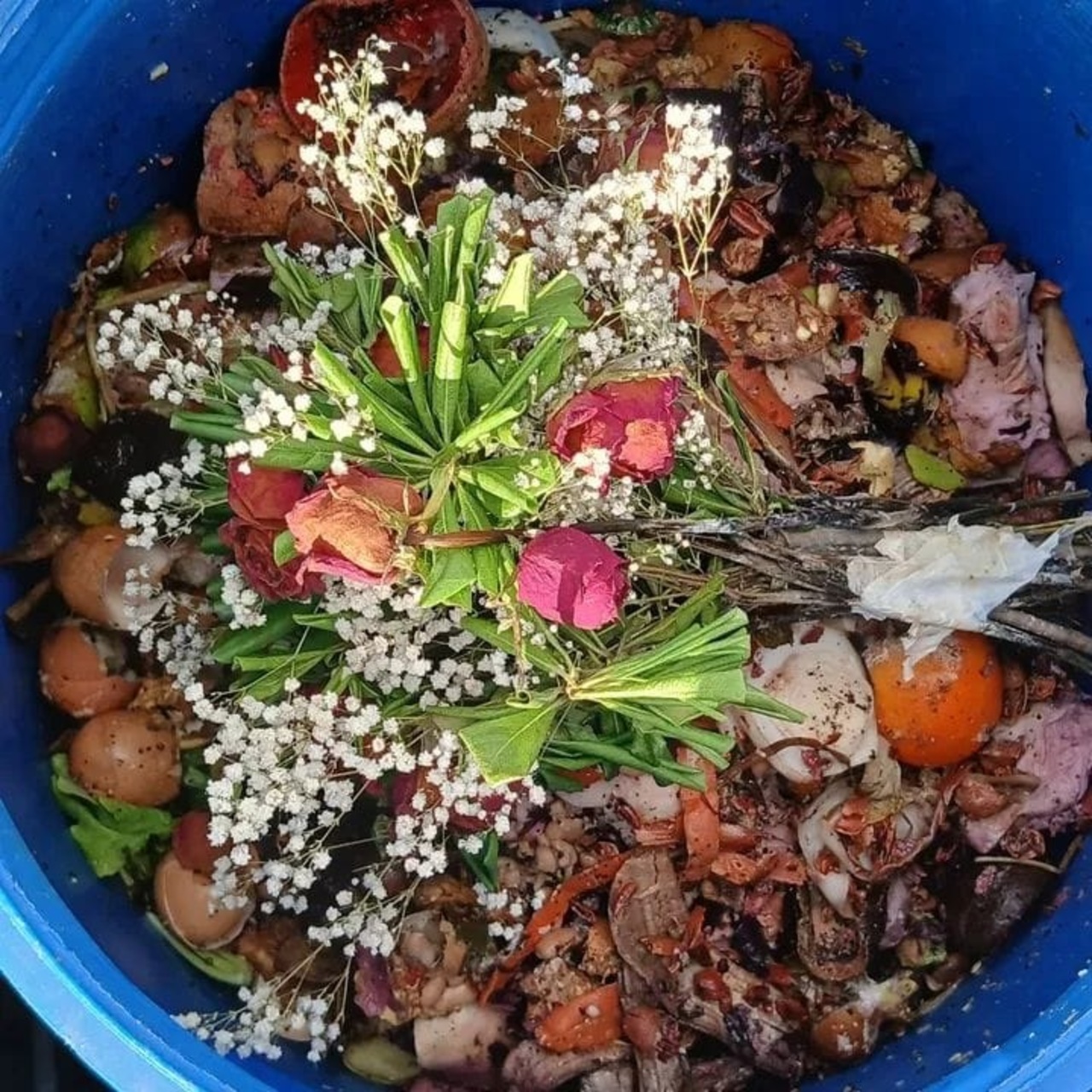 Manejo de residuos. Una manera de contribuir al cuidado del medio ambiente, es promover un manejo adecuado de los residuos orgánicos e inorgánicos. Se pueden hacer pequeñas acciones desde reducir, reciclar y reutilizar.


