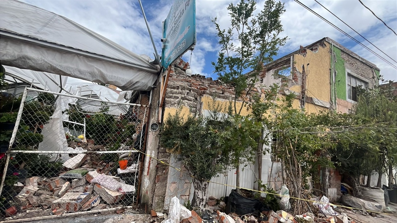Viviendas vecinas afectadas. Sobre el bulevar Enrique Carrola Antuna aún se encuentra el escombro que cayó también a la banqueta, el cual obstruye el paso de peatones.