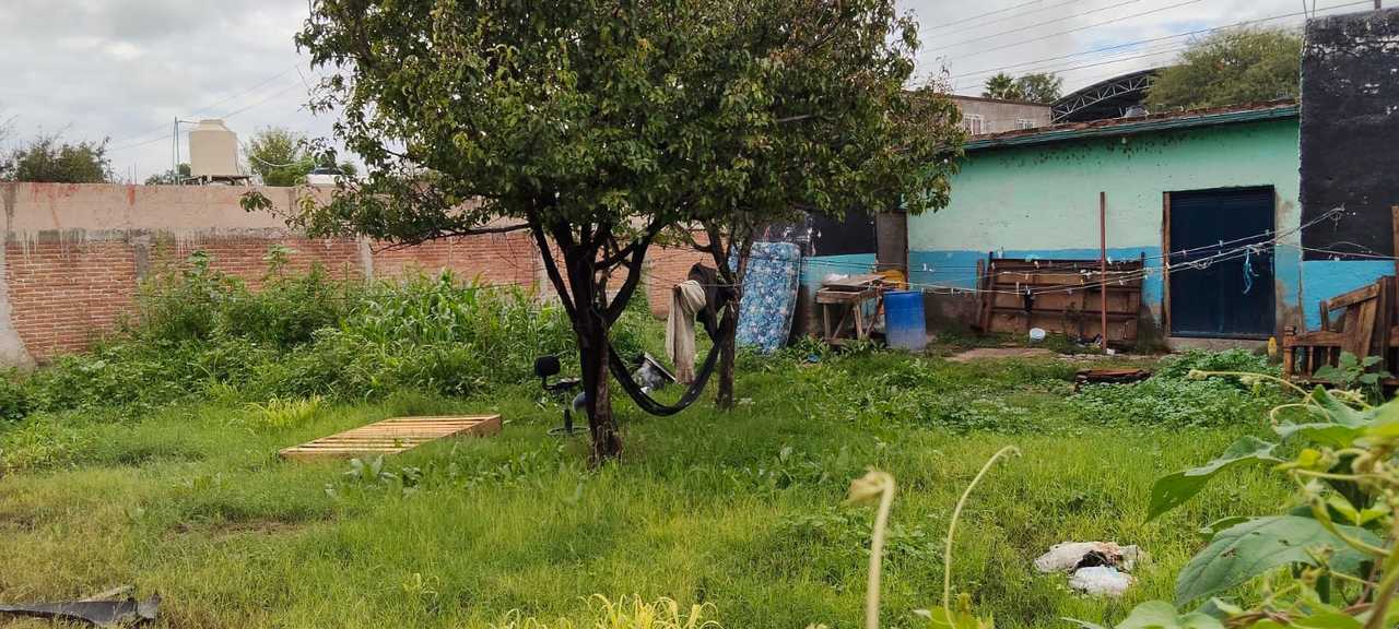Daños. Algunos habitantes sacaron sus colchones a orearse para ver si pueden seguir usándolos porque se mojaron cuando el agua entró a sus viviendas.