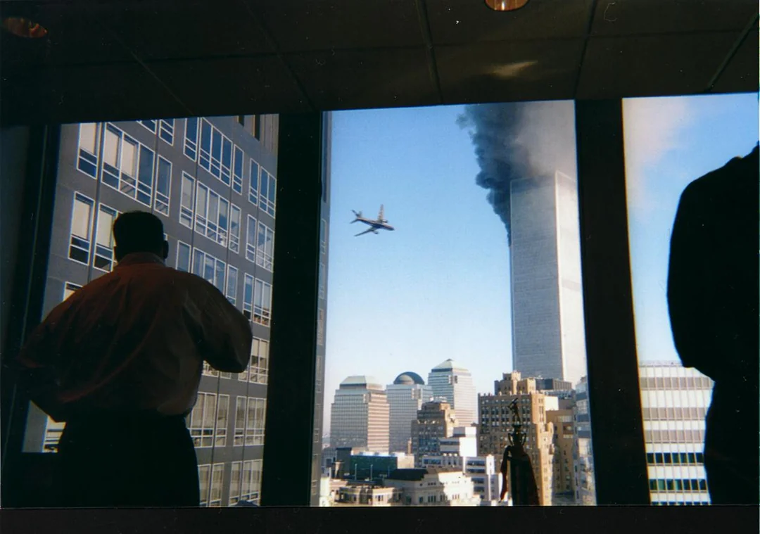 Foto tomada desde una oficina que muestra al segundo avión minutos antes de impactar la Torre Sur.