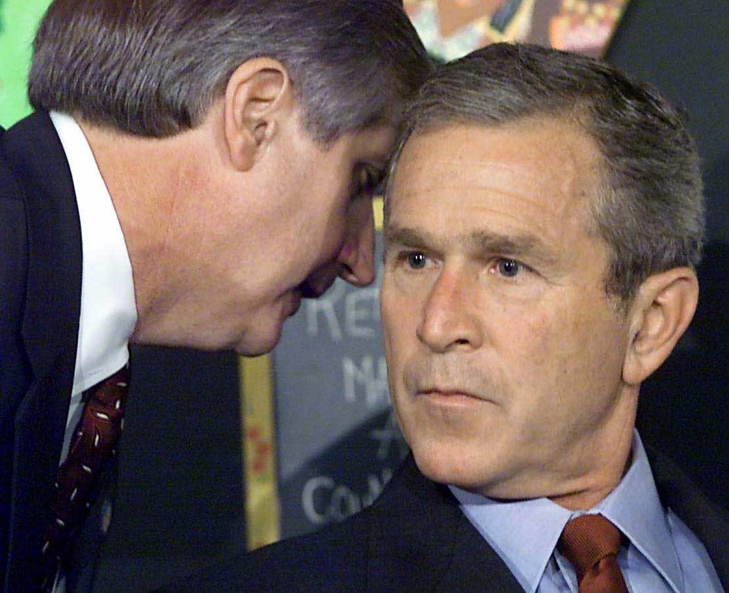 La fotografía que mostró a George W. Bush consternado por la creciente noticia sacudió al mundo entero.