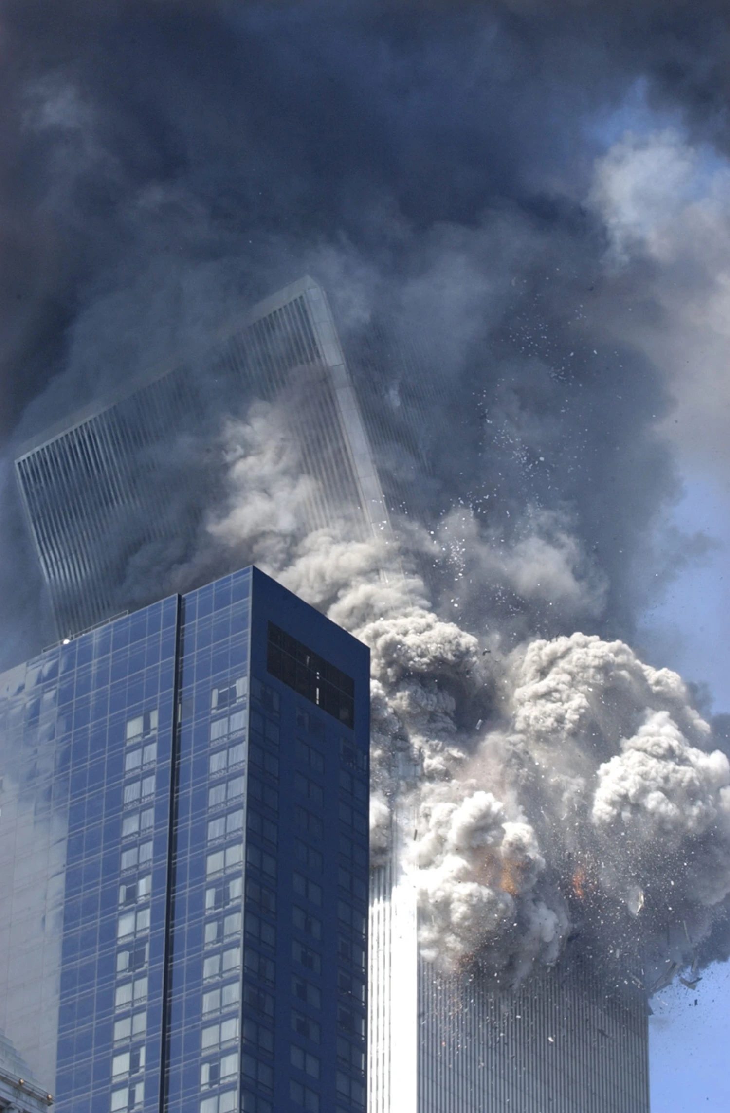 Fotografía que muestra el momento exacto en que la torre sur se derrumba.