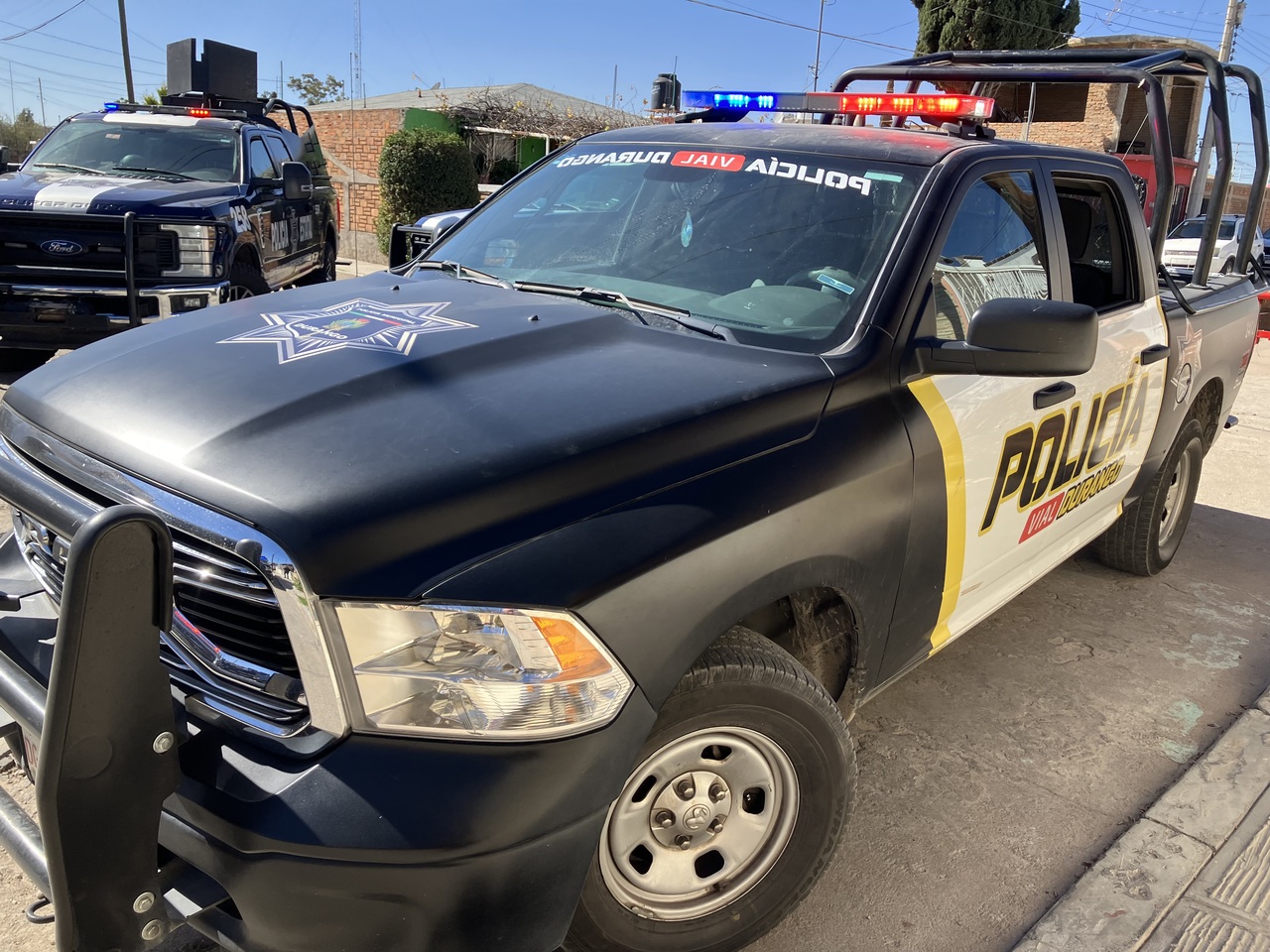 Conductor choca contra un poste y abandona su auto en la colonia San Carlos