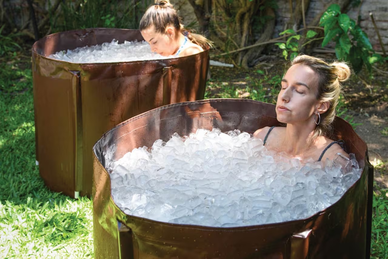Los baños de hielo, una práctica que nació en la antigua Grecia, hoy resurgen como tendencia de bienestar en todo el mundo.