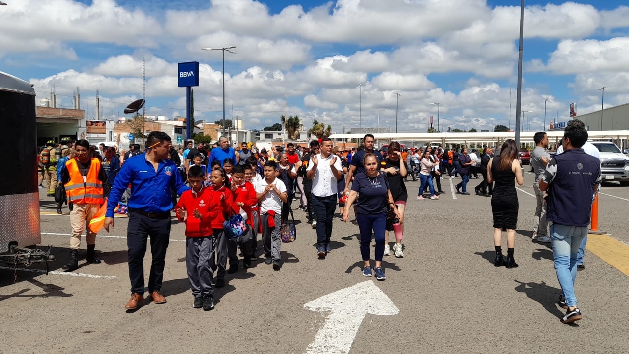 Evacuación. En menos de seis minutos se logró desalojar a más de 200 personas en un simulacro de incendio dentro de una plaza comercial ubicada por el bulevar Francisco Villa.